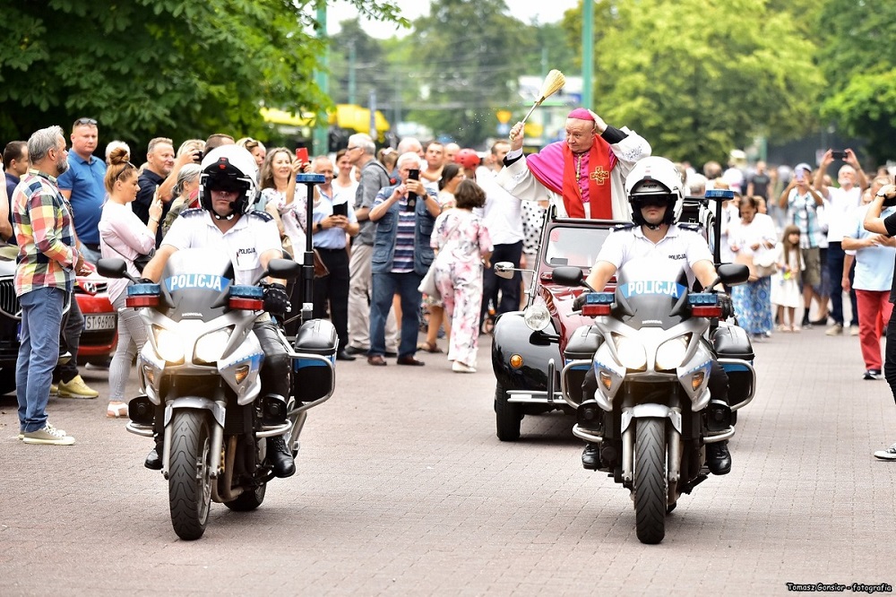 Tyscy policjanci czuwali nad bezpieczeństwem podczas święcenia pojazdów