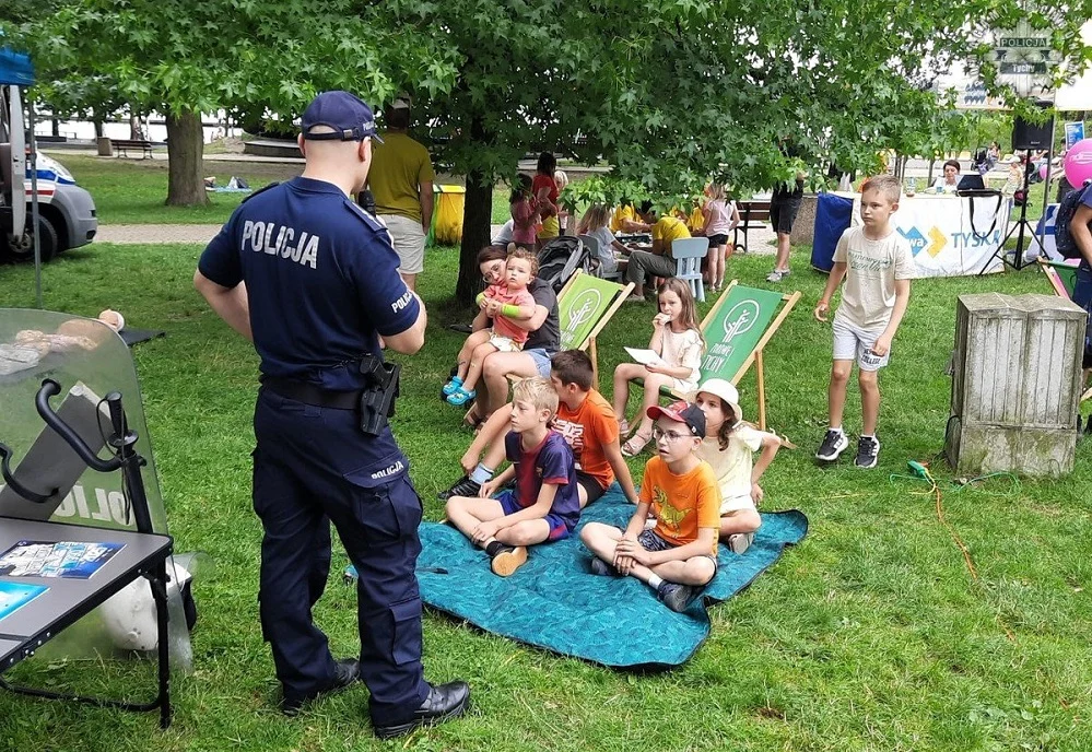 Tyscy policjanci przypominają zasady bezpiecznego wypoczynku nad wodą