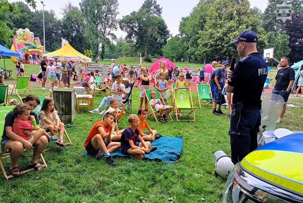Tyscy policjanci przypominają zasady bezpiecznego wypoczynku nad wodą