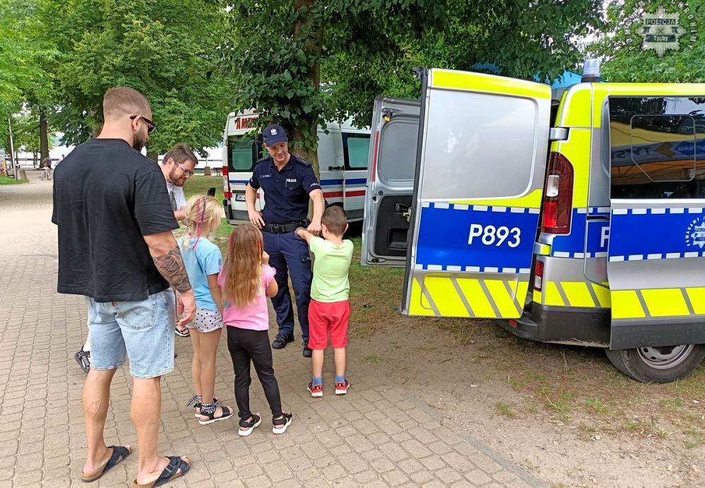 Tyscy policjanci przypominają zasady bezpiecznego wypoczynku nad wodą