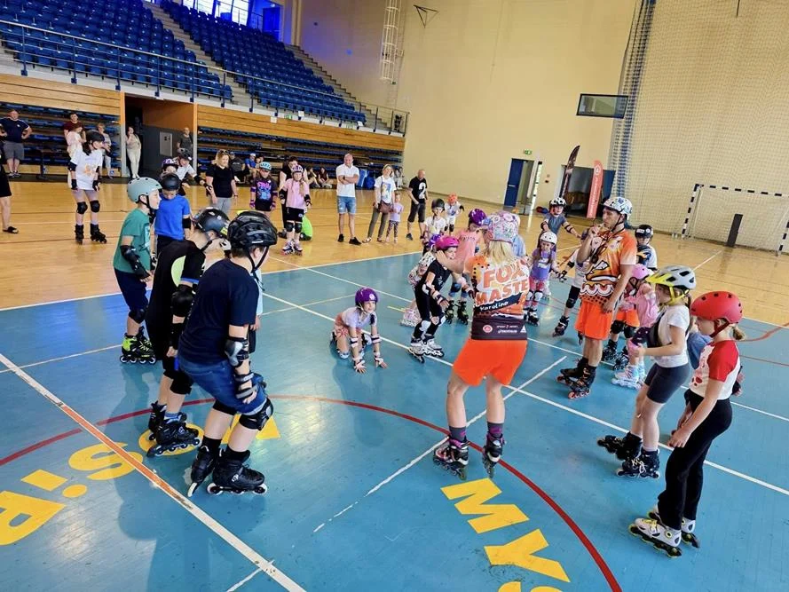 Wakacyjne piątki na rolkach w hali MOSiR – zabawa i nauka jazdy