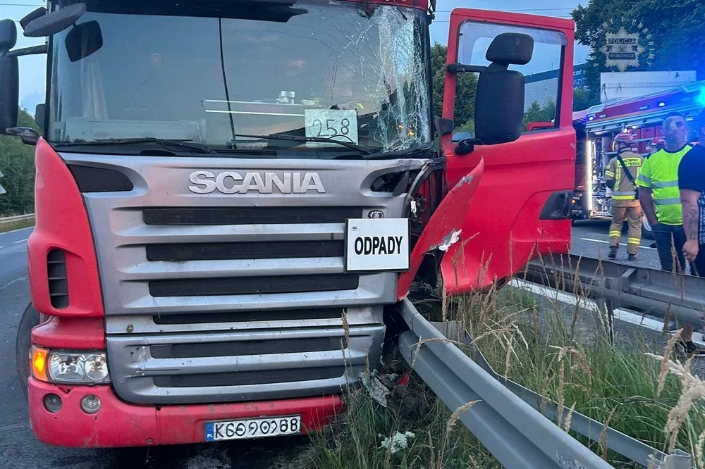 Wypadek na trasie S1: samochód osobowy dachował po zderzeniu z ciężarówką