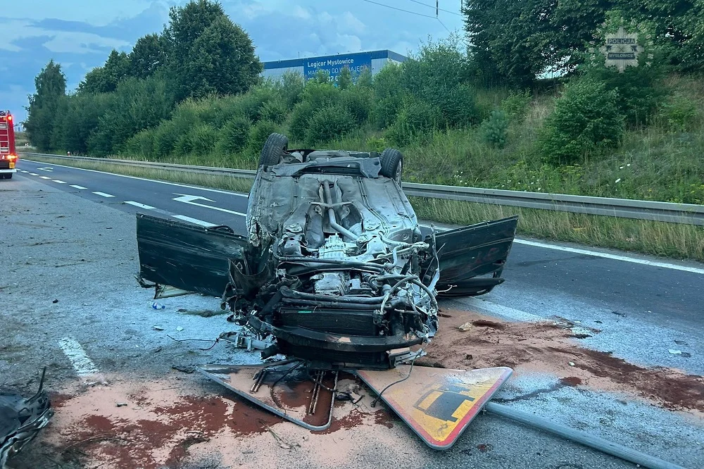 Wypadek na trasie S1: samochód osobowy dachował po zderzeniu z ciężarówką