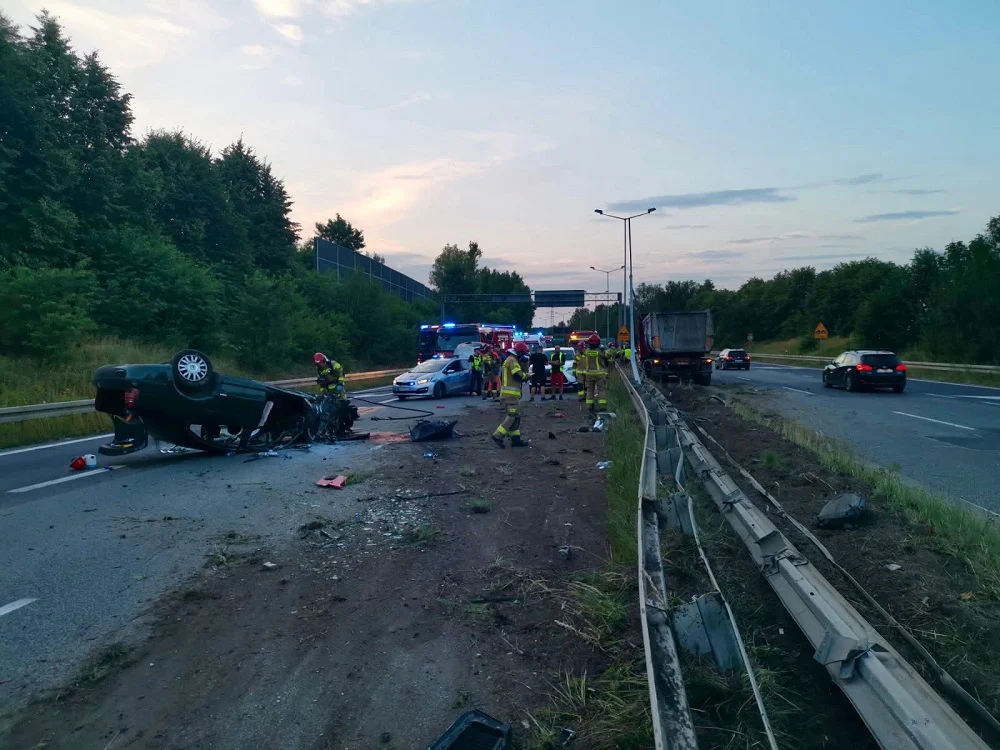 Wypadek na trasie S1: samochód osobowy dachował po zderzeniu z ciężarówką