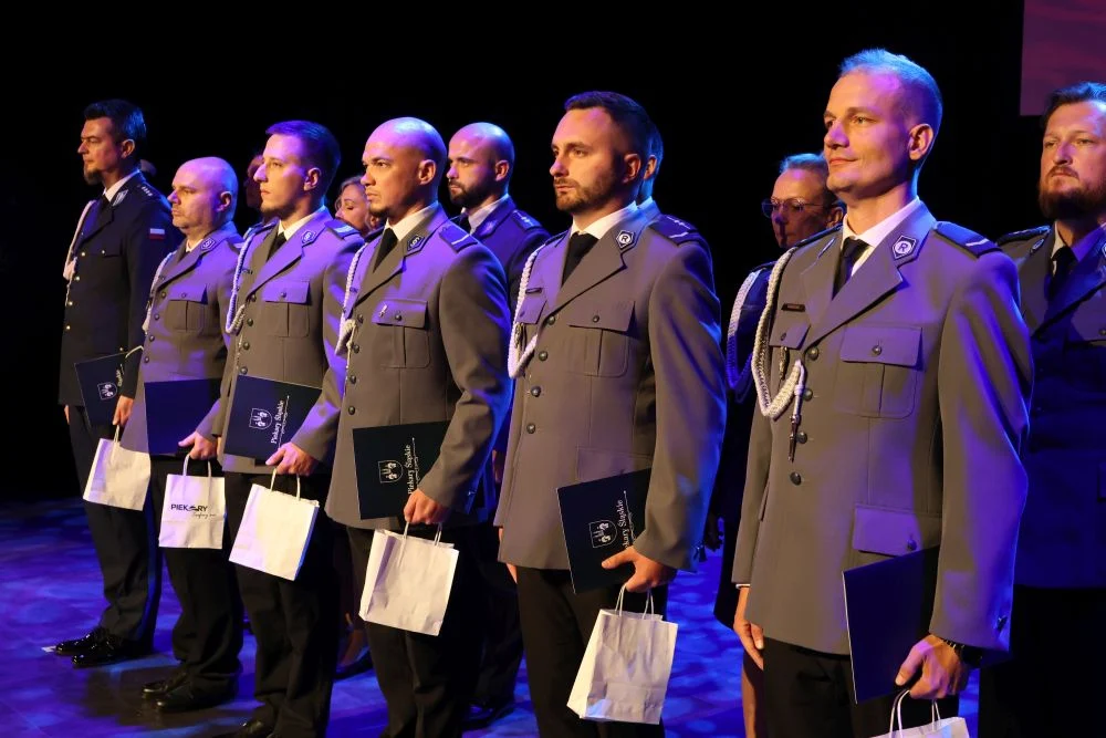 Obchody Święta Policji w Piekarach: 27 awansów i 100 lat kobiet w Policji