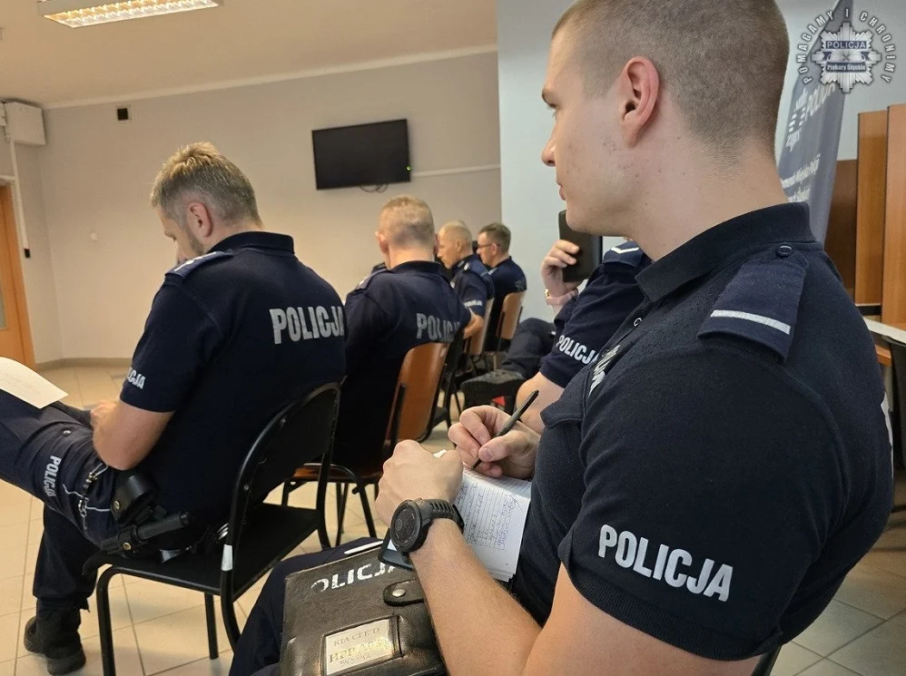 Policjanci ostrzegają przed używkami i uczą bezpiecznego wypoczynku