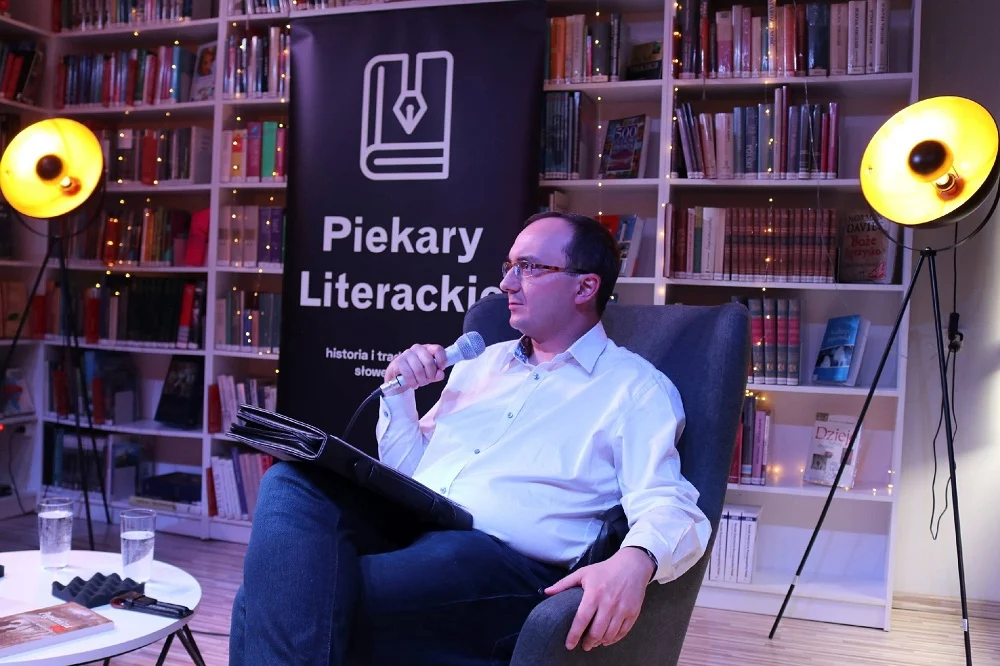 Magiczne spotkanie z Krzysztofem Kusiem w piekarskiej bibliotece