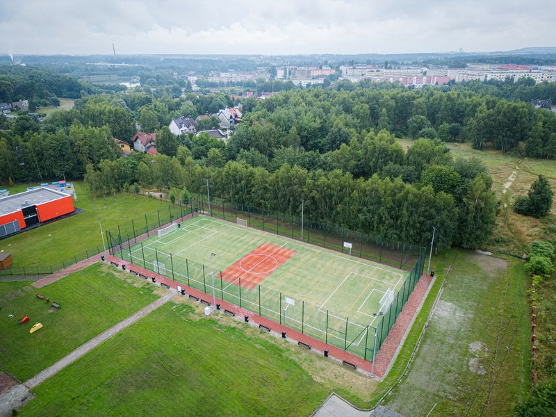Nowoczesne boisko w Boguszowicach – uczniowie zyskali nowe miejsce do sportu