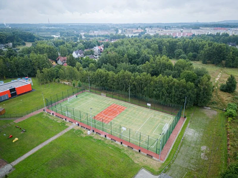 Nowoczesne boisko w Boguszowicach – uczniowie zyskali nowe miejsce do sportu