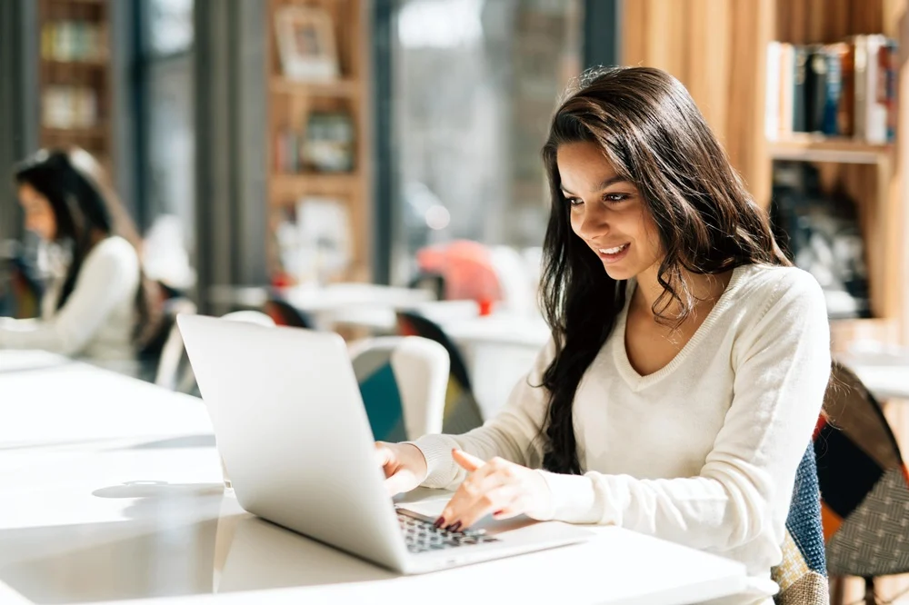 Czy warto studiować? Poznaj 5 korzyści, jakie daje studiowanie