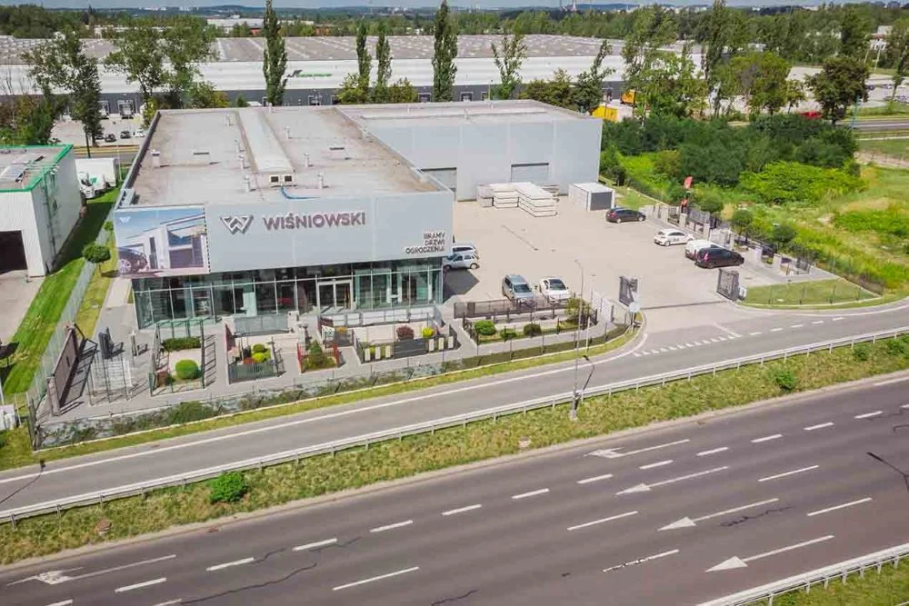 Bramy garażowe, okna i drzwi? Na co zwrócić uwagę i gdzie szukać sprawdzonej firmy?