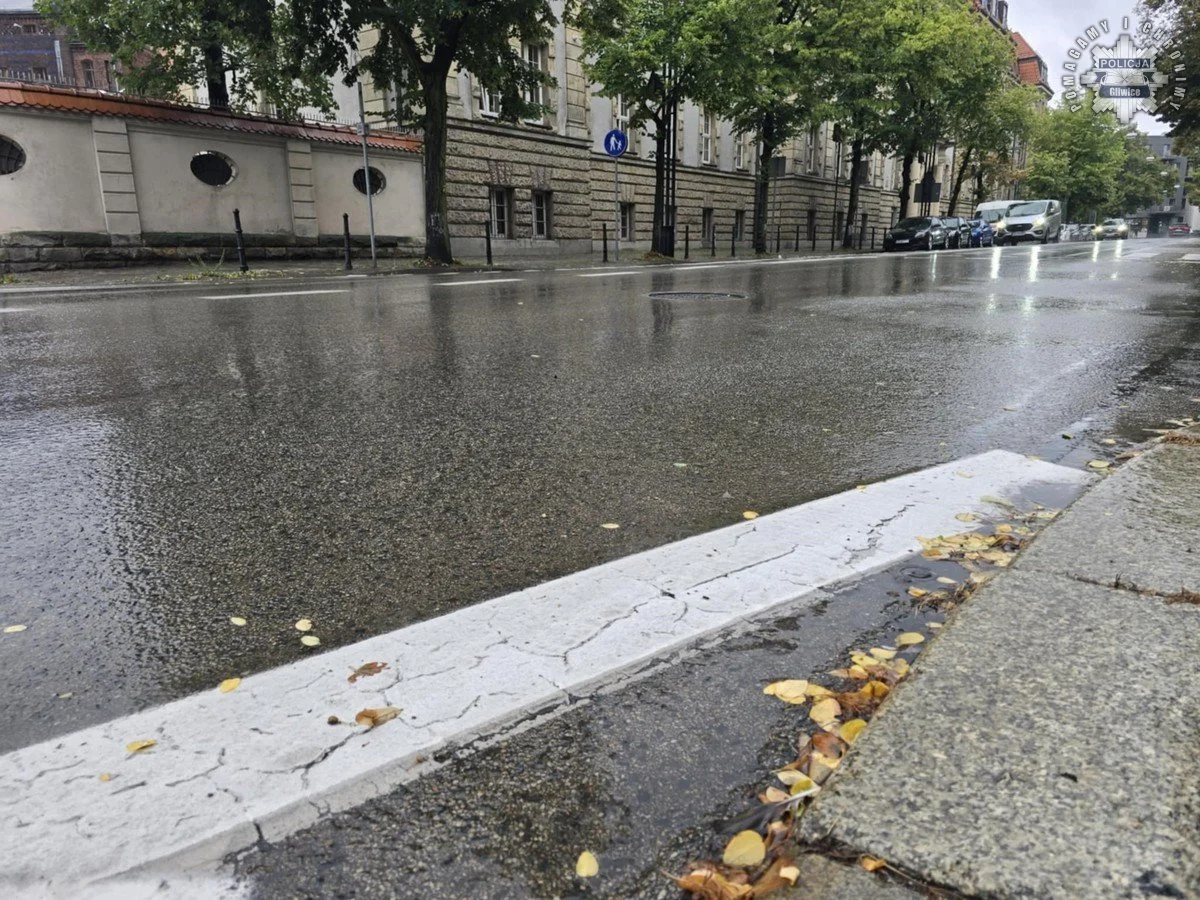 Trudne warunki na drodze – jak bezpiecznie prowadzić podczas deszczu i burzy?