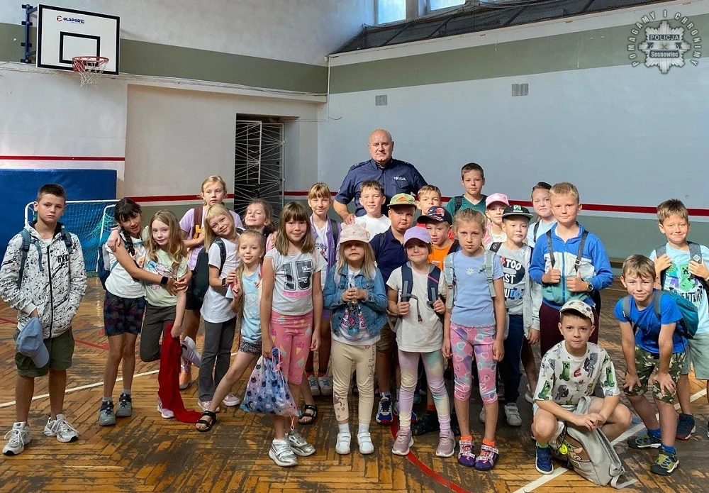 Bezpieczne wakacje w Sosnowcu - policja rozmawia z najmłodszymi