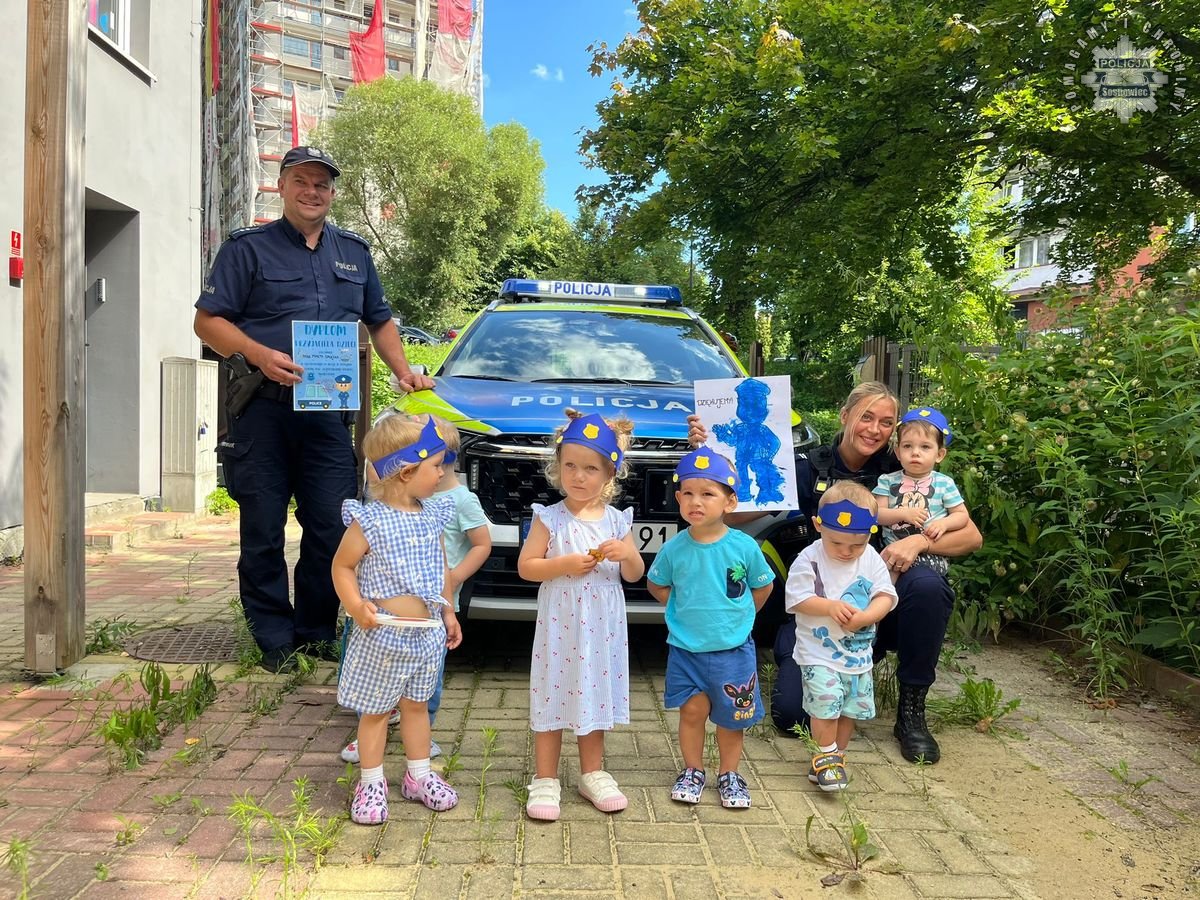 Dzielnicowi po raz kolejny uczą dzieci, jak bezpiecznie spędzać wakacje