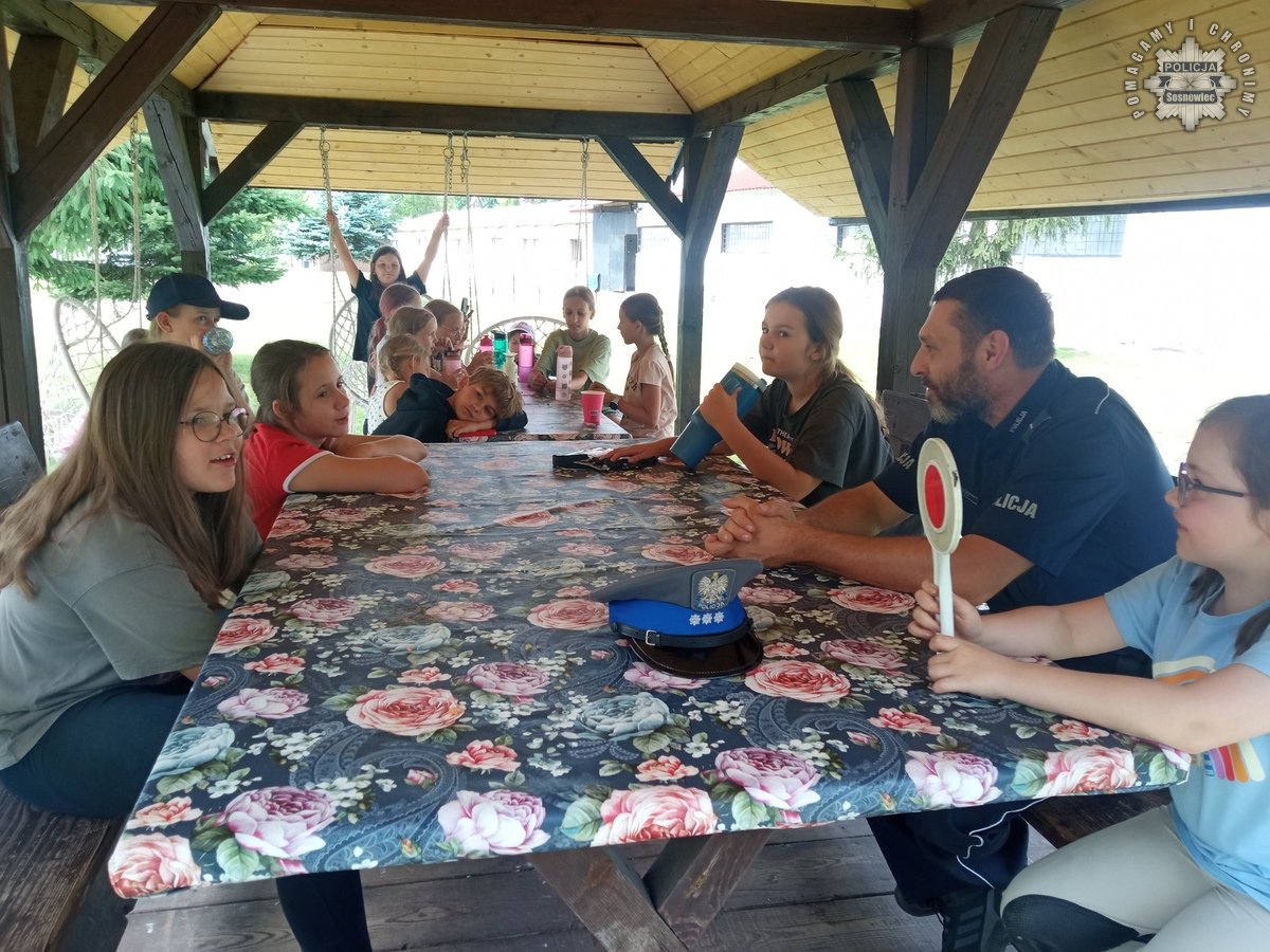 Sosnowieccy dzielnicowi odwiedzają półkolonie i uczą dzieci bezpiecznych zachowań