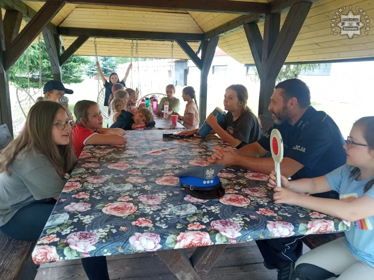 Sosnowieccy dzielnicowi odwiedzają półkolonie i uczą dzieci bezpiecznych zachowań