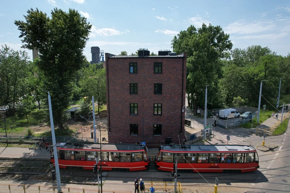 Nowa elewacja budynku zaplecza technicznego Bytomskich Wodociągów odsłonięta [ZDJĘCIA]