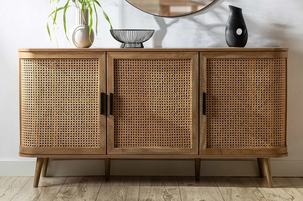 Postarzane, ryflowane, z wiedeńską plecionką – oto komody, które podbijają rynek