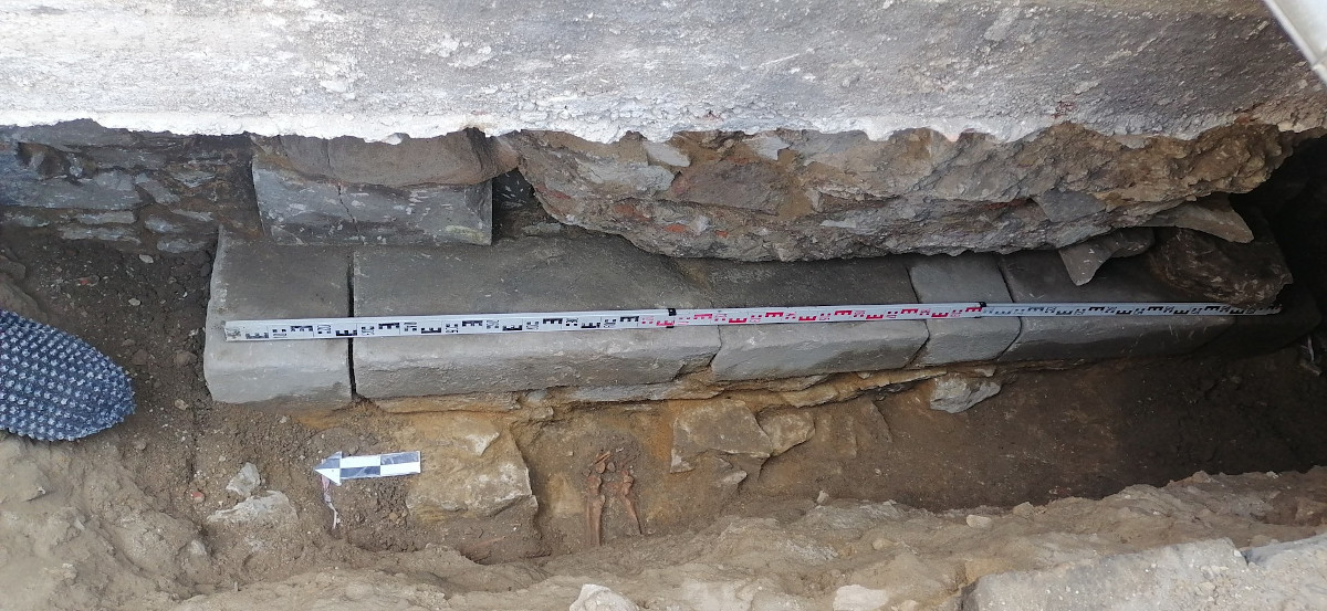 Tajemnicze odkrycia w kościele pw. św. Wojciecha – kamienne wejście i pochówki