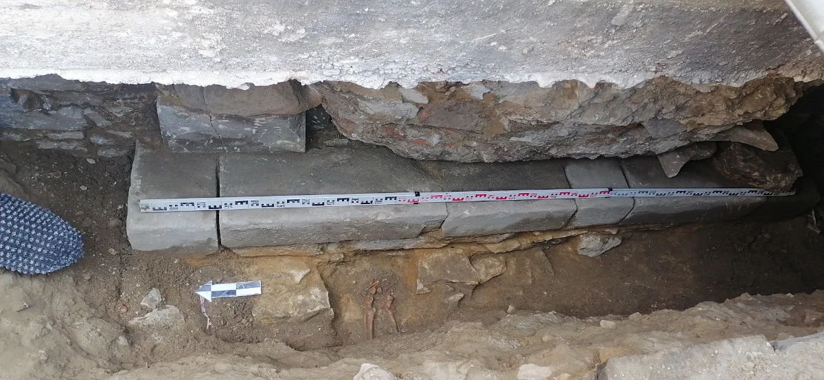 Tajemnicze odkrycia w kościele pw. św. Wojciecha – kamienne wejście i pochówki