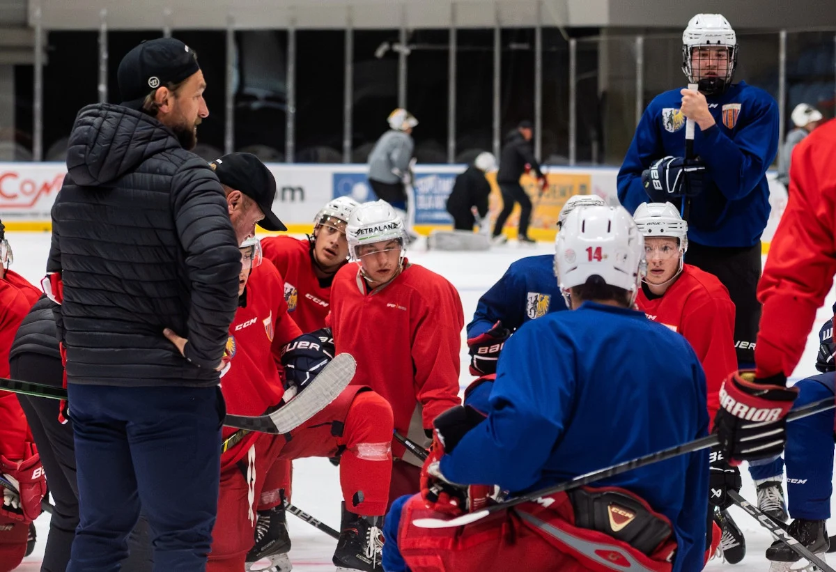 Polonia Bytom rozpoczyna treningi na lodzie – hokeiści gotowi na sezon