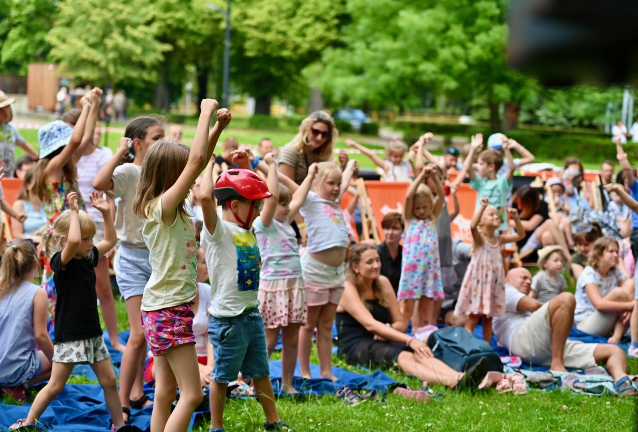 Małe skrzaty z „Fintikluszek" zachwyciły najmłodszych w Parku Kachla