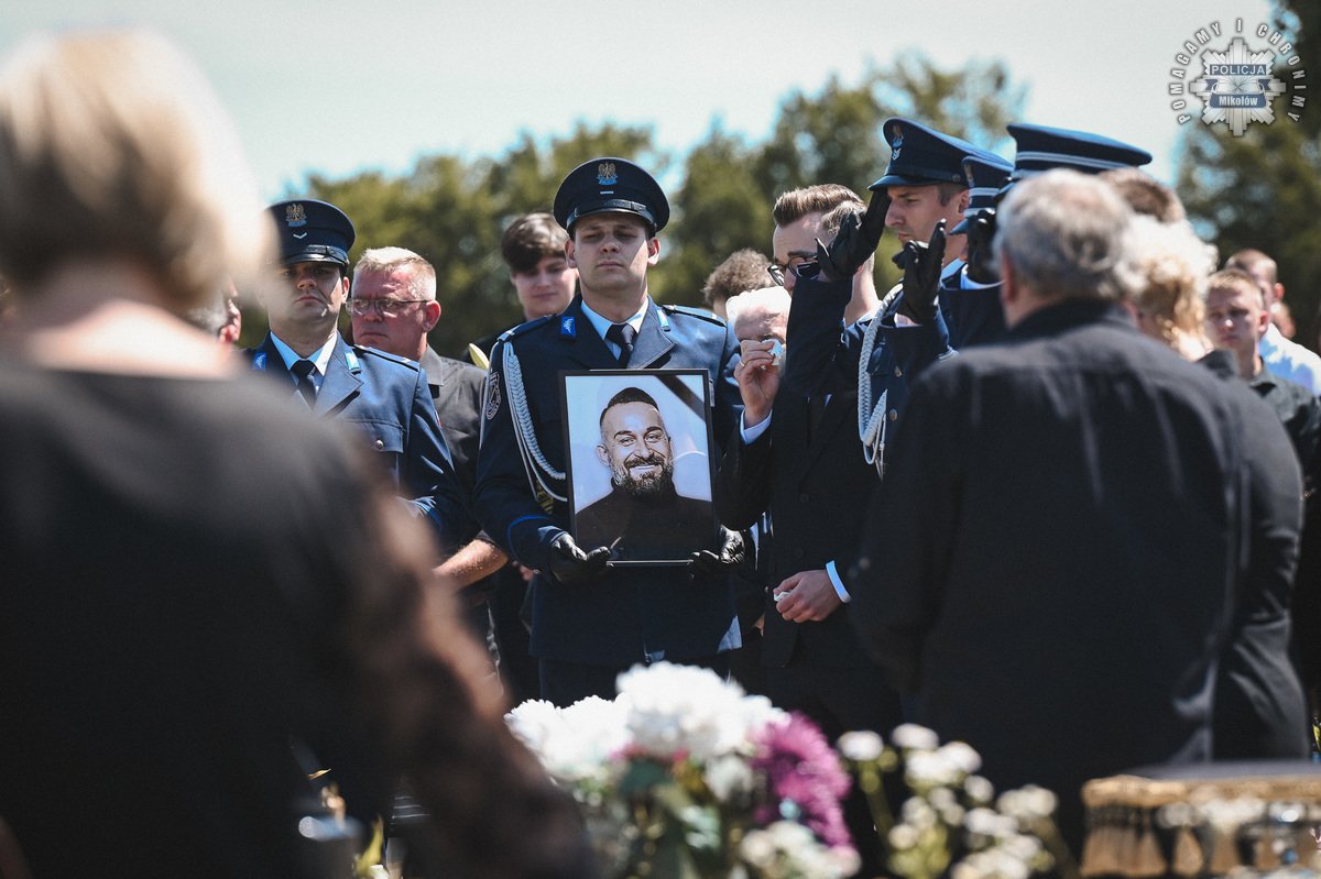 Cześć Jego pamięci! Ostatnie pożegnanie podkomisarza Dariusza Stypuły [FOTO]