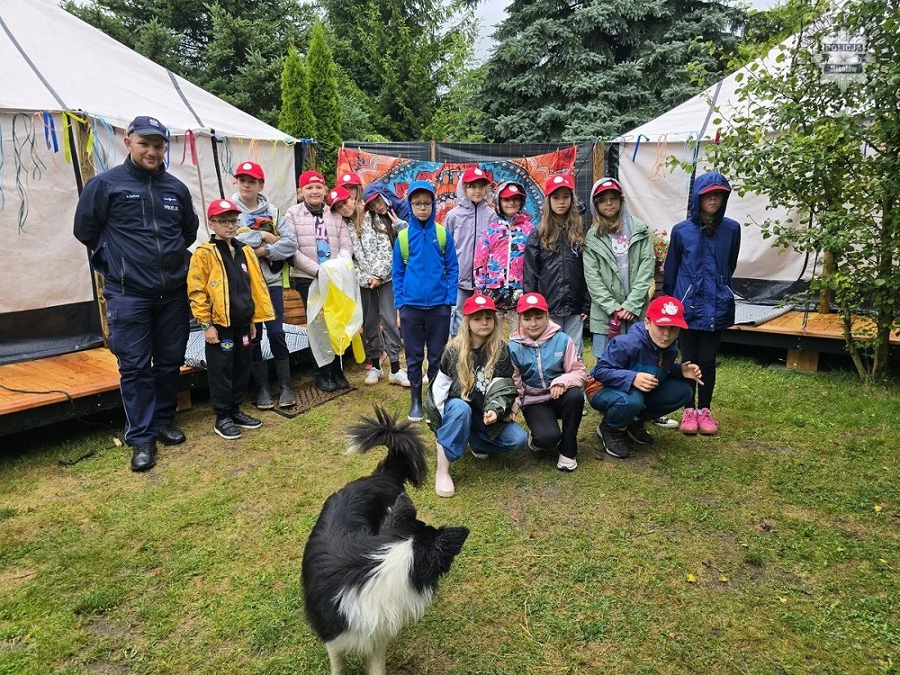 Bezpieczne wakacje w Mikołowie. Policjanci uczą najmłodszych, jak unikać zagrożeń [FOTO]