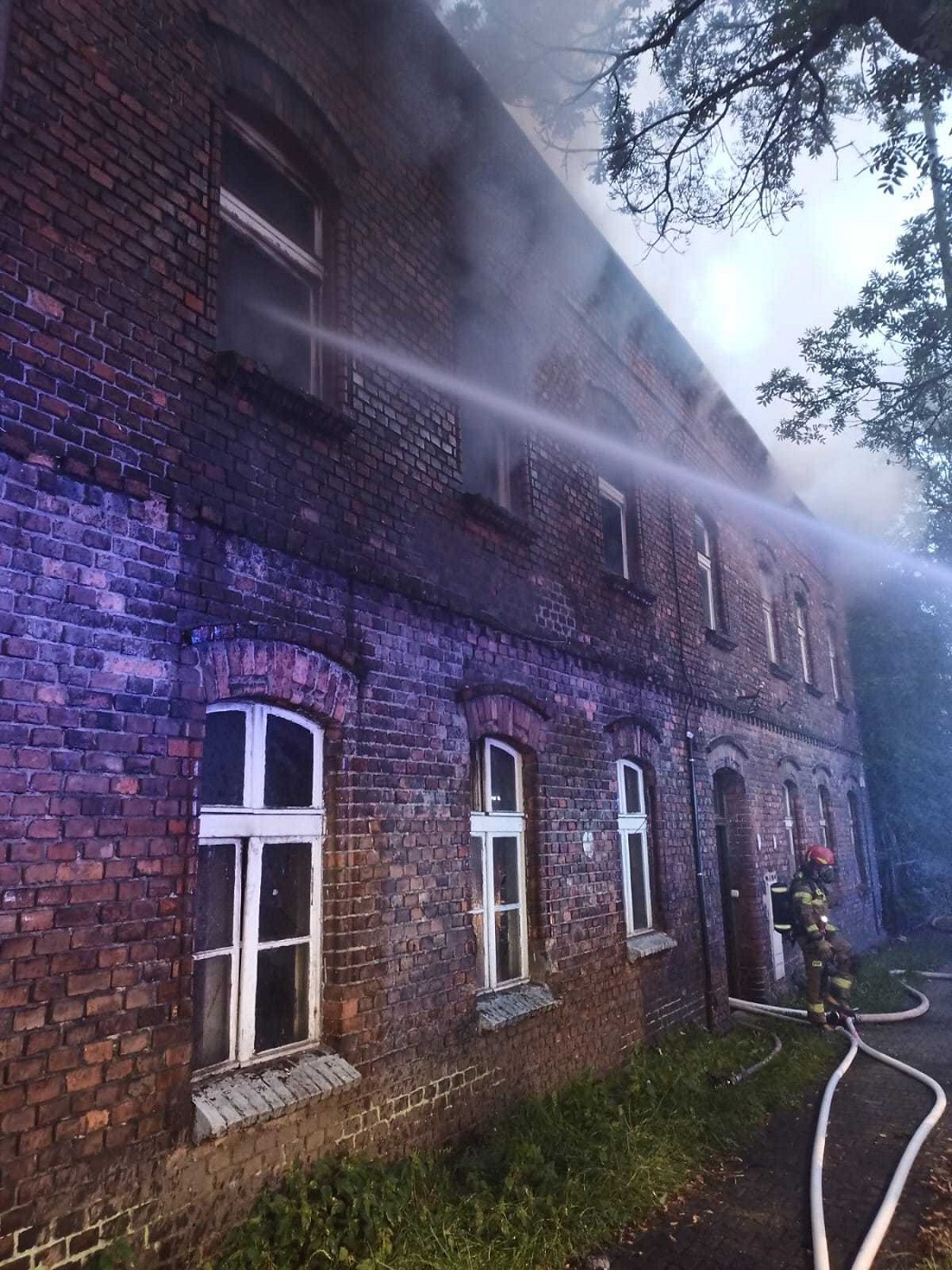 Pożar kamienicy w Mikołowie – szybka interwencja strażaków zapobiegła tragedii