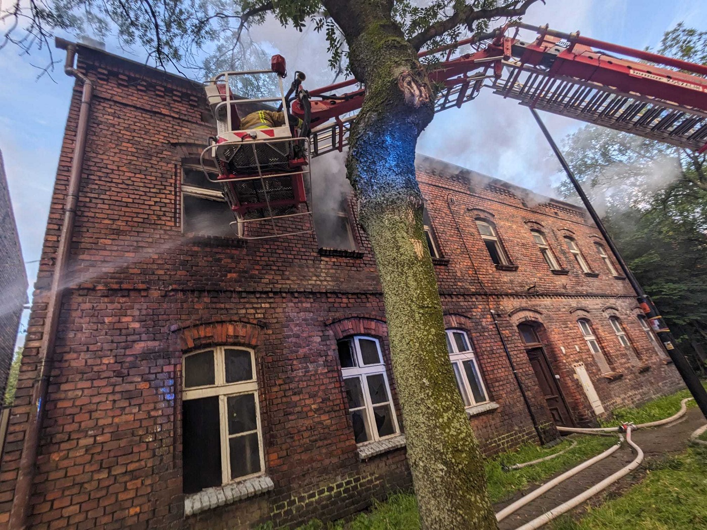 Pożar kamienicy w Mikołowie – szybka interwencja strażaków zapobiegła tragedii