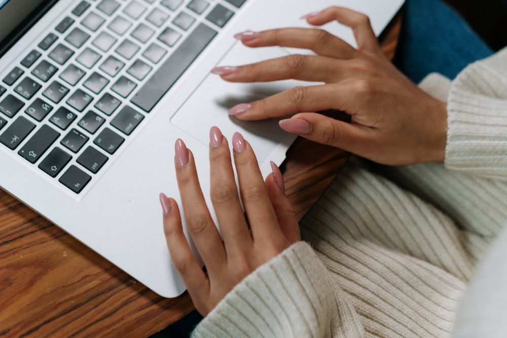 Piękne i zadbane paznokcie. Jak osiągnąć taki efekt w domu?