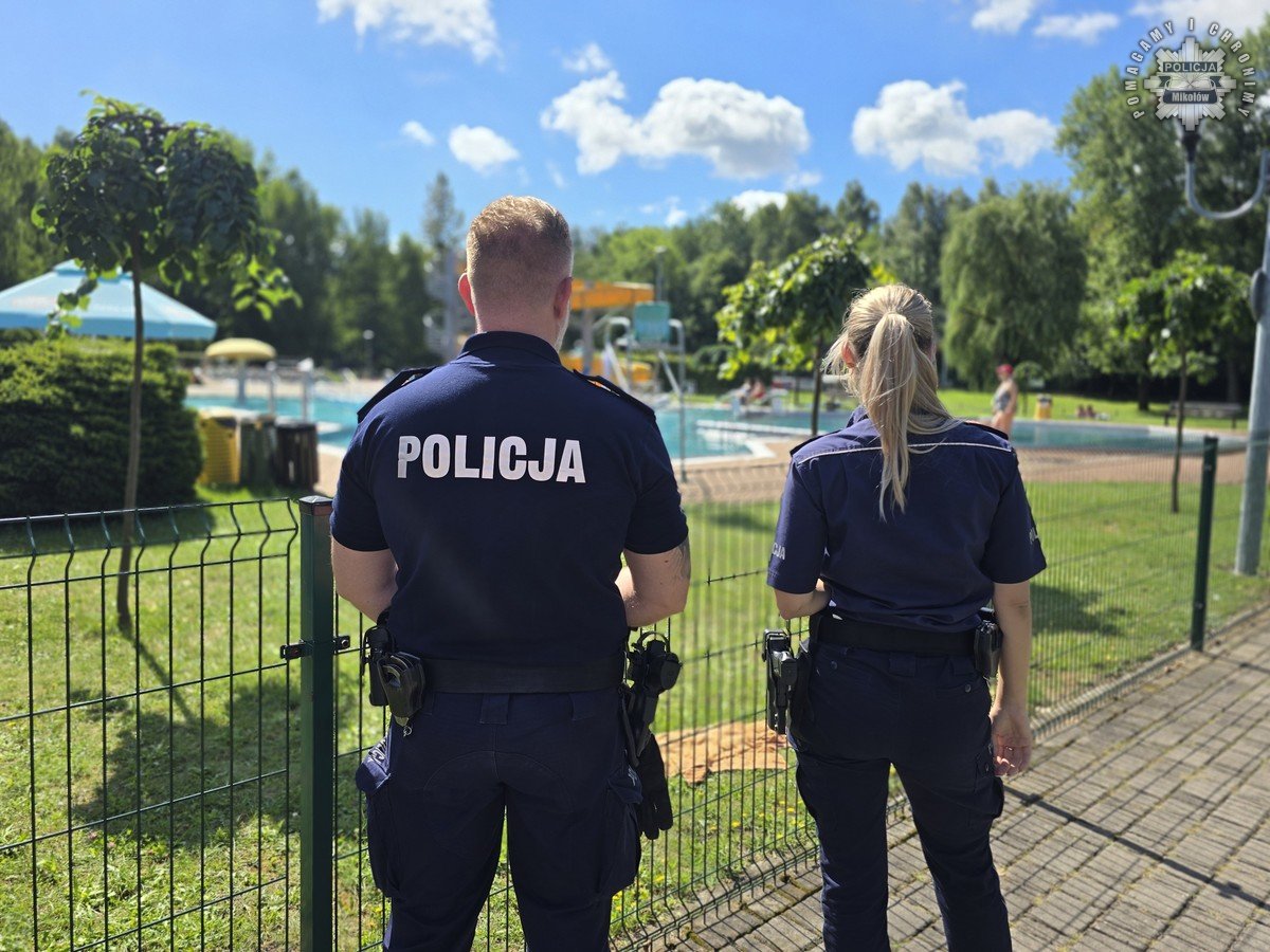 Jak bezpiecznie korzystać z wodnych atrakcji latem?