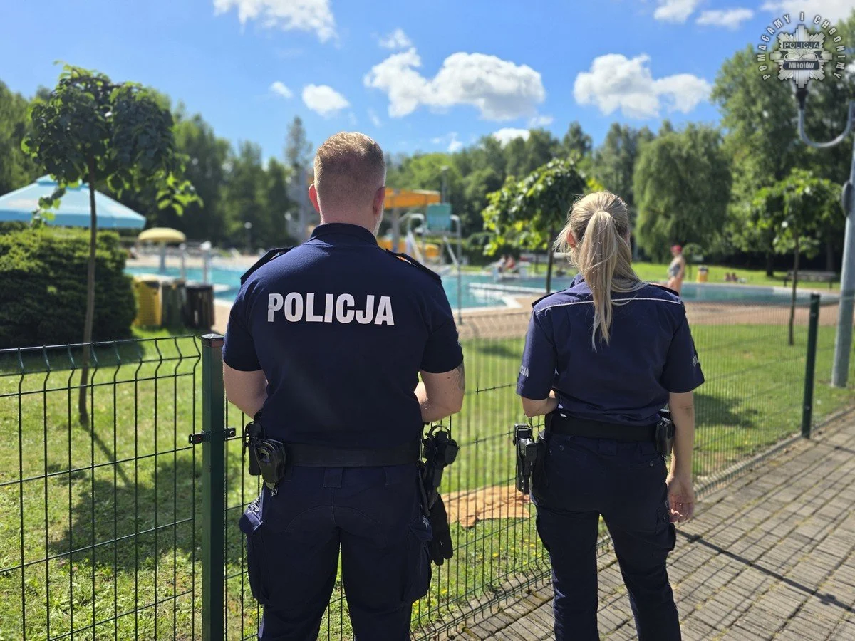 Jak bezpiecznie korzystać z wodnych atrakcji latem?