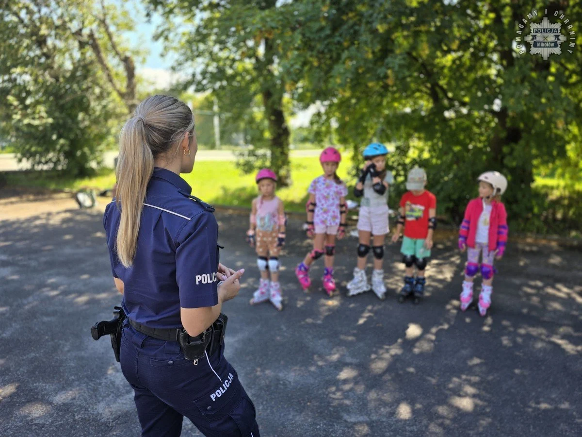 Bezpieczny skatepark: Mikołowscy policjanci uczą, jak jeździć bezpiecznie