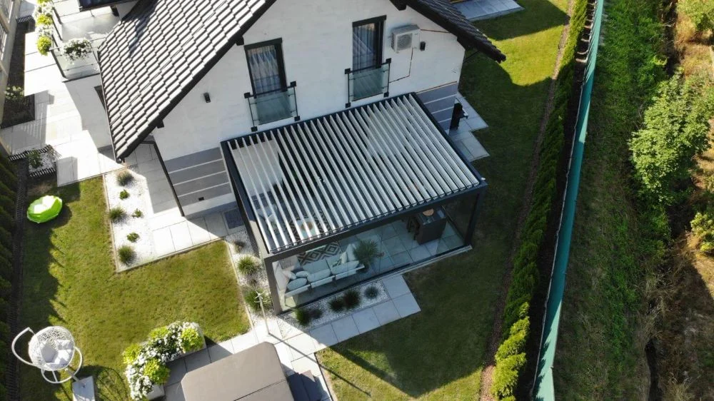 Jak pergola tarasowa uprzyjemni chwile na tarasie – korzyści i praktyczne rozwiązania