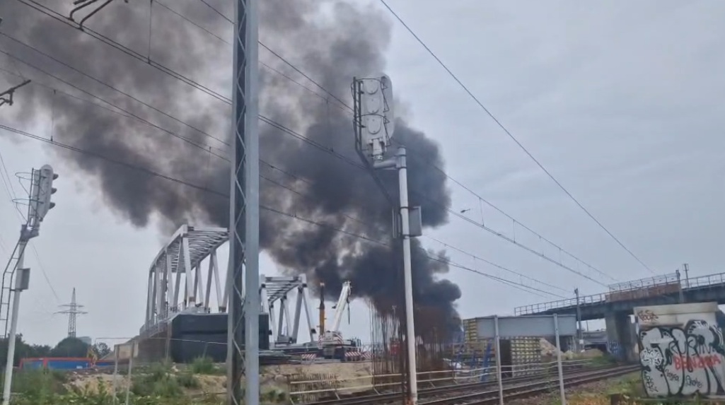 Pożar podkładów kolejowych przy dworcu PKP w Katowicach! Trwa akcja gaśnicza