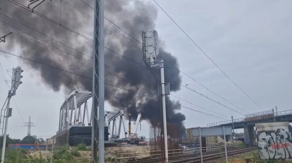 Pożar podkładów kolejowych przy dworcu PKP w Katowicach! Trwa akcja gaśnicza