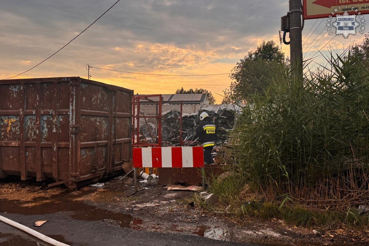 Pożar na złomowisku 13