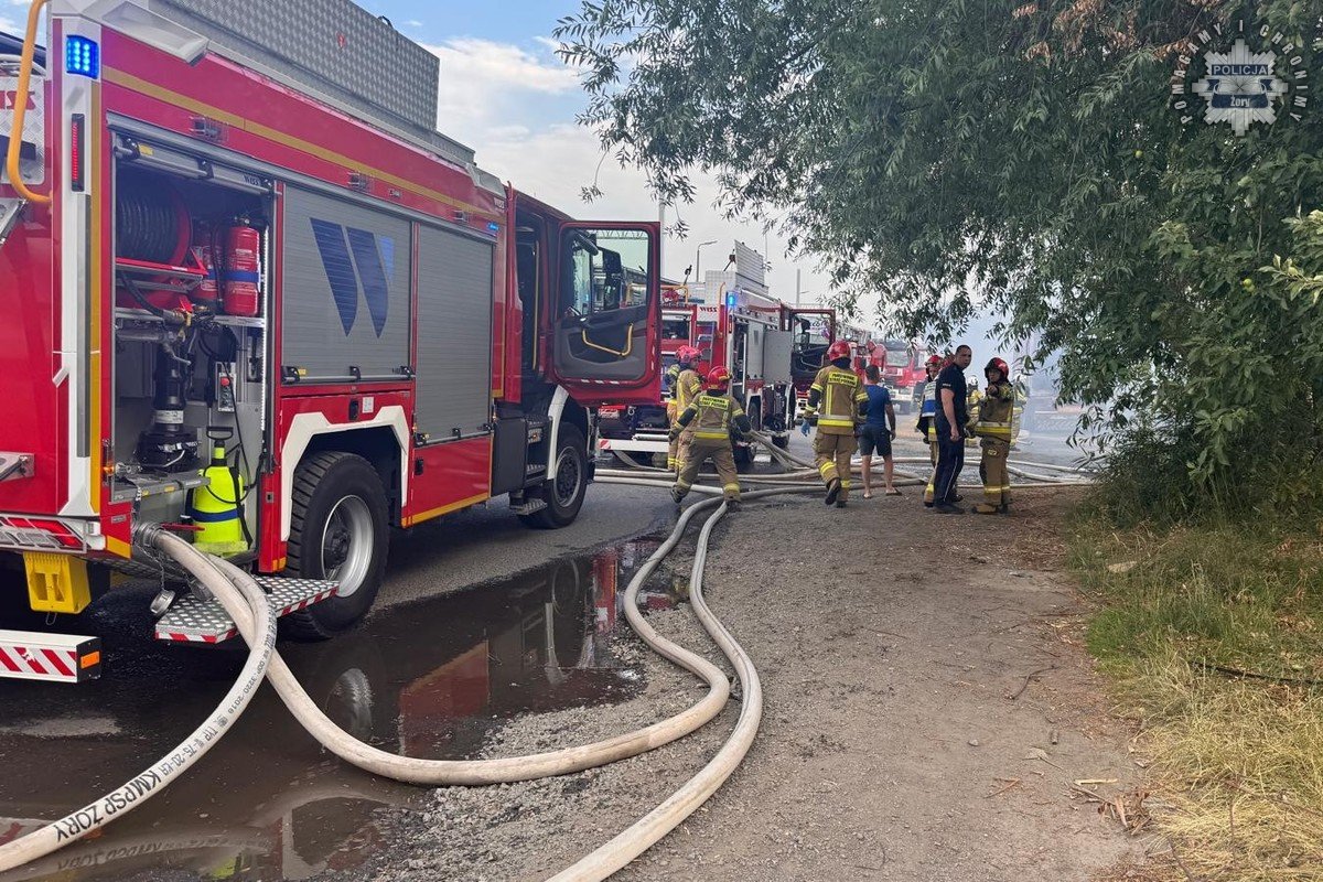 Pożar na złomowisku 15