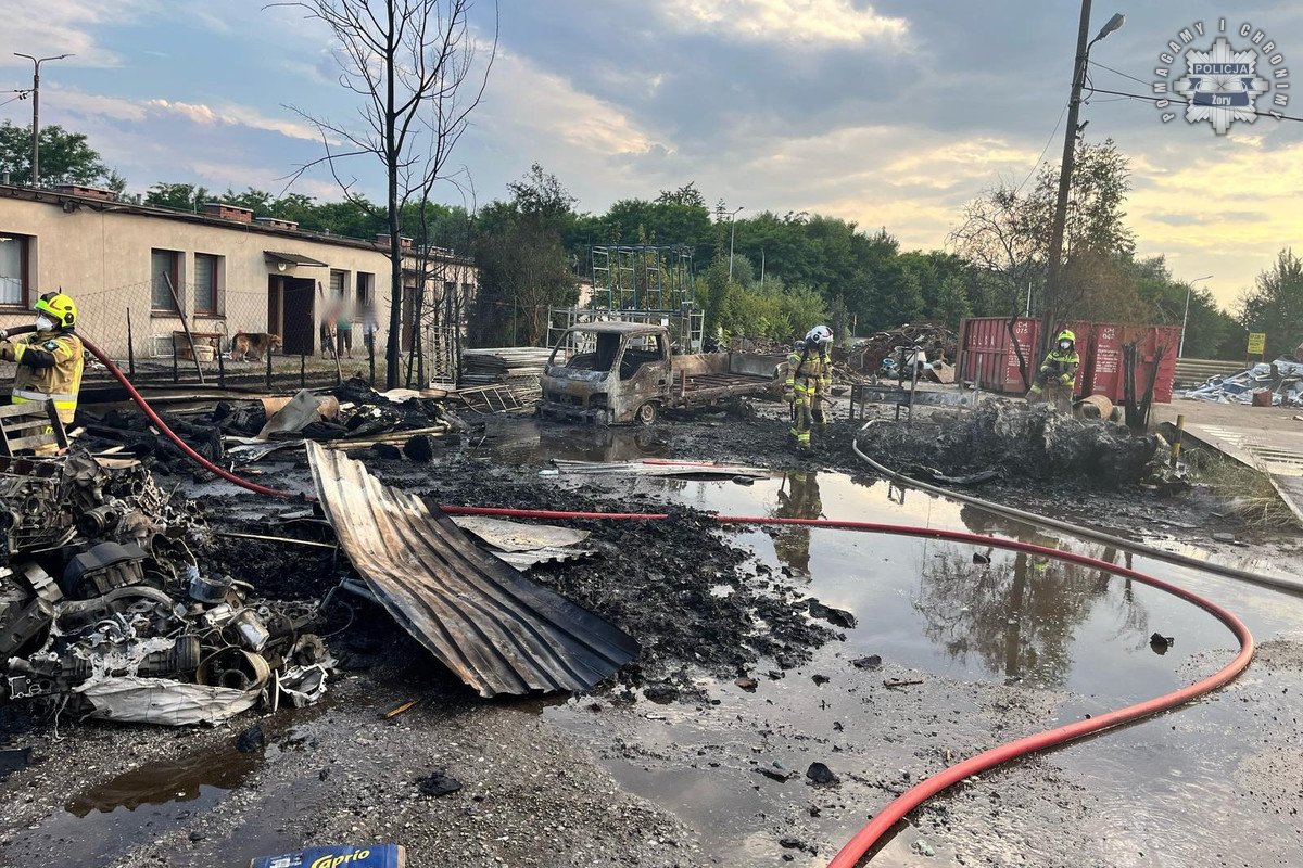 Pożar na złomowisku 19