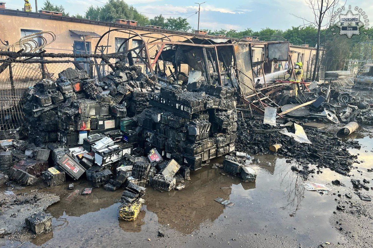 Pożar na złomowisku 21