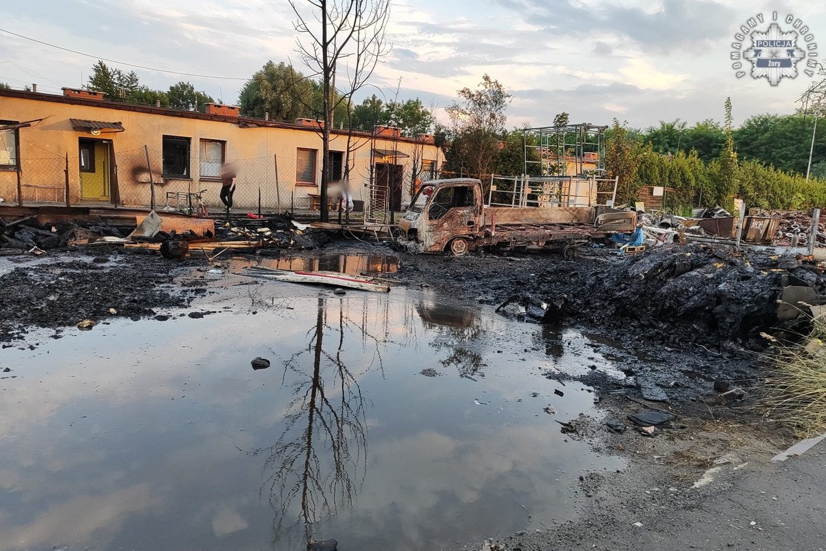 Pożar na złomowisku 25