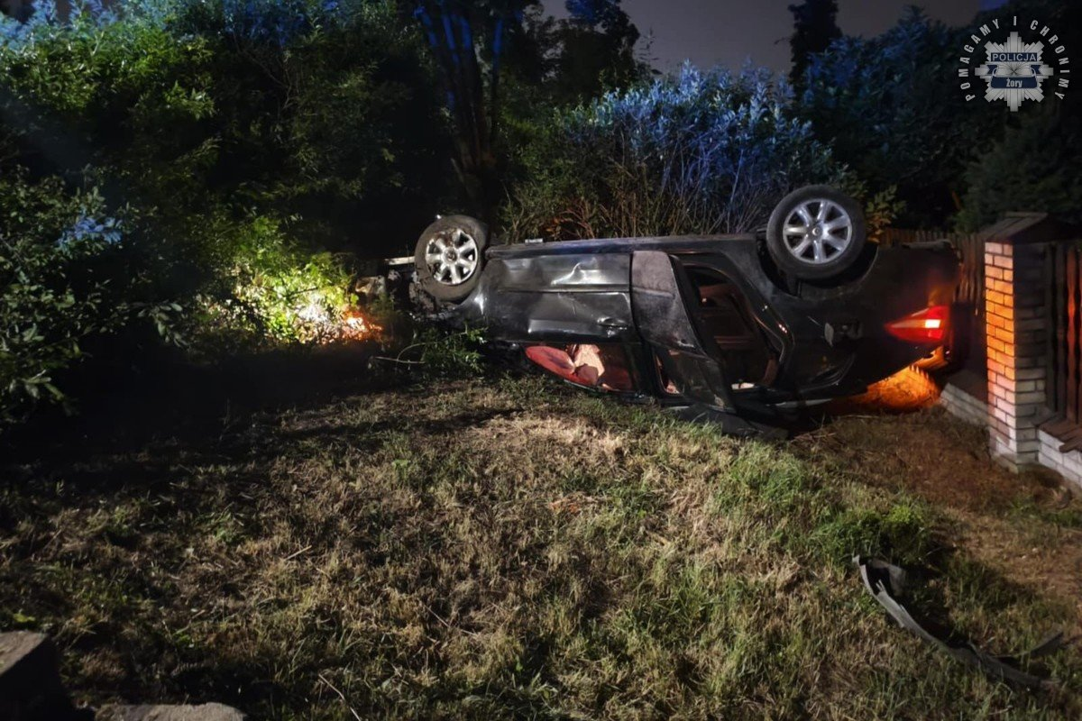 Wypadek w Żorach. 18-latek zapatrzył się w telefon, auto dachowało