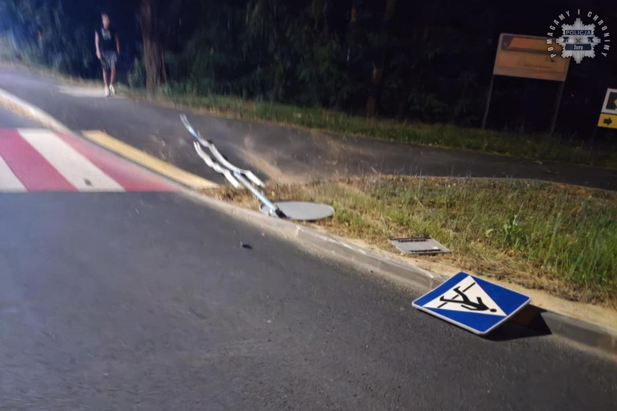 Wypadek w Żorach. 18-latek zapatrzył się w telefon, auto dachowało