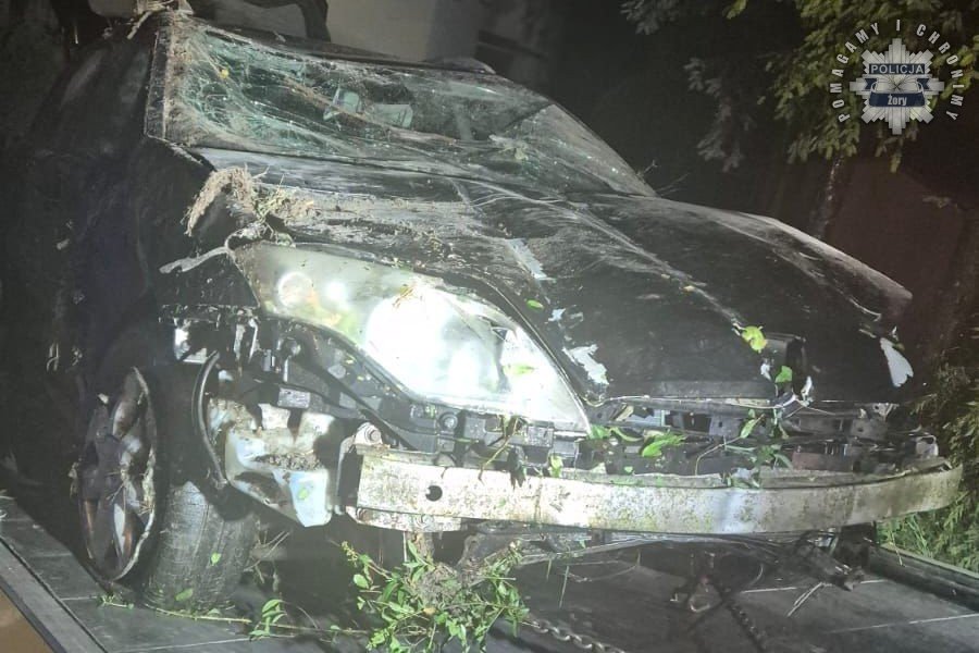 Wypadek w Żorach. 18-latek zapatrzył się w telefon, auto dachowało