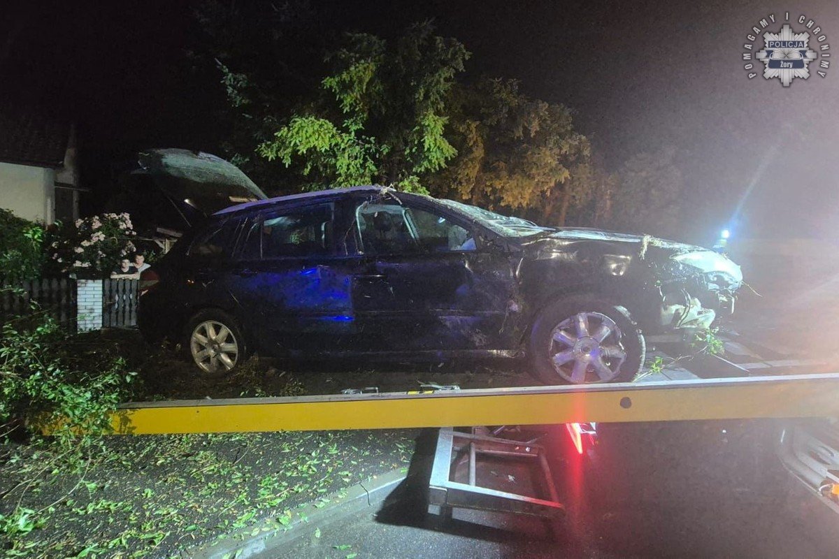 Wypadek w Żorach. 18-latek zapatrzył się w telefon, auto dachowało