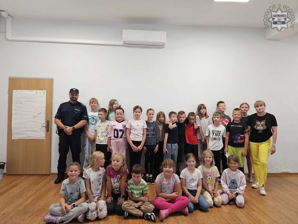 Wizyta policjanta w Żorach – dzieci uczą się zasad bezpieczeństwa na wakacjach