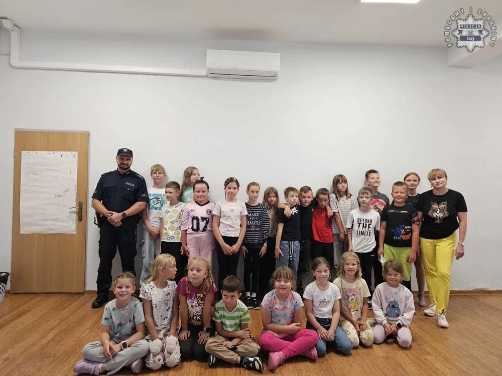 Wizyta policjanta w Żorach – dzieci uczą się zasad bezpieczeństwa na wakacjach