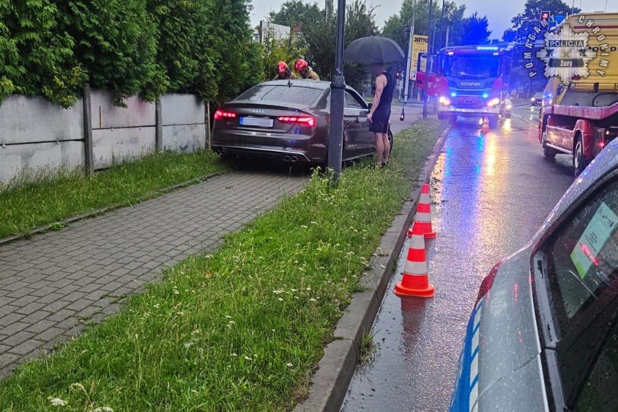 Kolizja na ulicy Dworcowej. Kierowca uderzył w znak drogowy