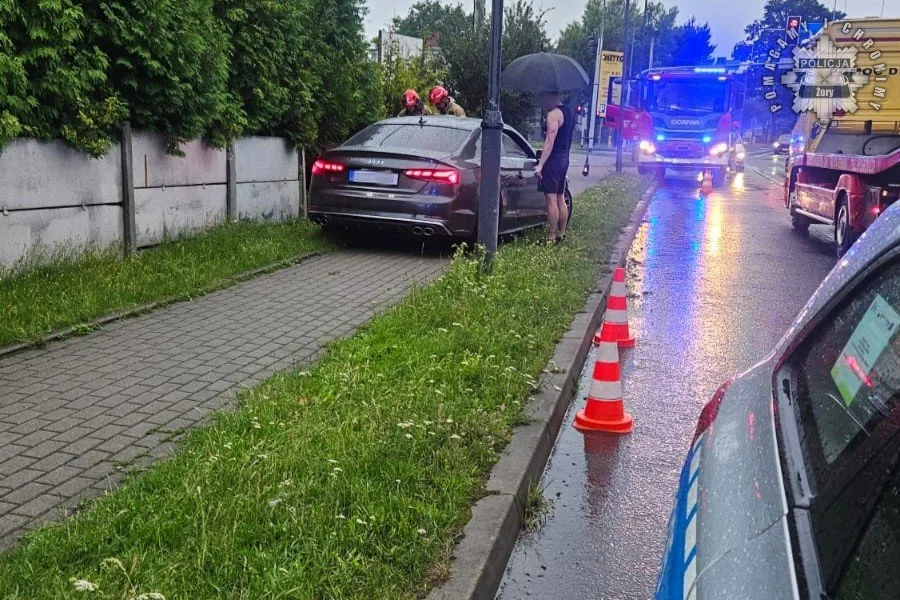 Kolizja na ulicy Dworcowej. Kierowca uderzył w znak drogowy